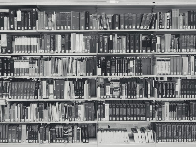 Bücherregal in einer Bibliothek